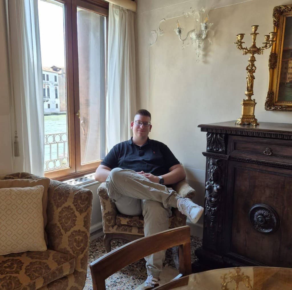 Tobias Heinz Schweizer in einem historischen Hotelzimmer am Canal Grande in Venedig
